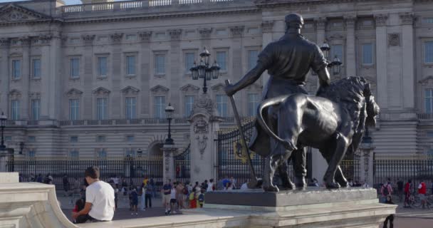 Turisti Davanti Alle Porte Buckingham Palace Londra Regno Unito Cinematic — Video Stock