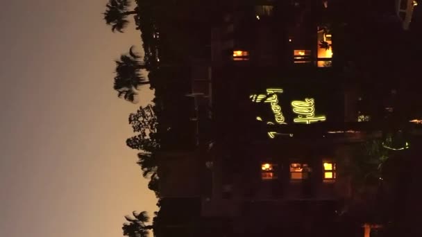 Neonskilt Til Beverly Hills Hotell Skumringen Utsikt Oppover Fra Lufta – stockvideo