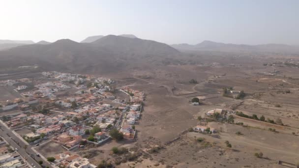 Luftaufnahme Der Inselstadt Fuerteventura Mit Gebirgshintergrund Auf Den Kanarischen Inseln — Stockvideo