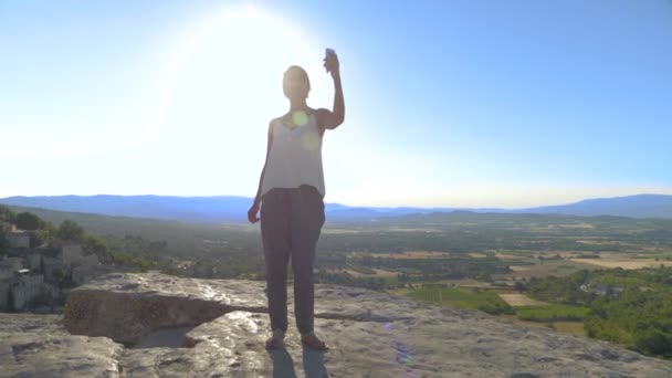 Plan Ralenti Une Femme Essayant Trouver Lien Sur Une Colline — Video