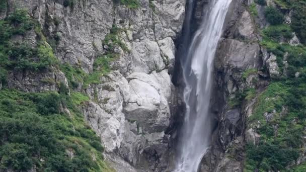 Cascata Schianta Nella Valle Della Montagna Rocciosa Alpina Svizzera Engelberg — Video Stock