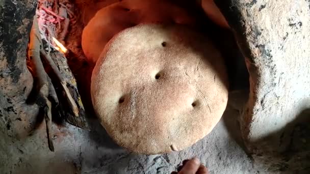 Pieczenie Chleba Tradycyjny Sposób Piecu Opalanym Drewnem Chlebie Płaskim Jest — Wideo stockowe