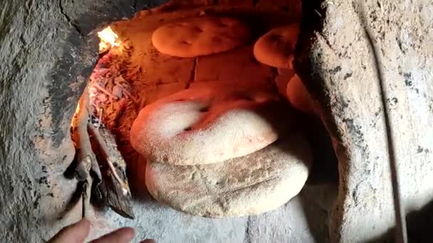 Ψήσιμο Ψωμί Παραδοσιακό Τρόπο Ξυλόφουρνο Και Flatbread Ψήνεται Στο Πάτωμα — Αρχείο Βίντεο