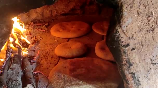 Brood Traditionele Wijze Bakken Een Houtoven Plat Brood Wordt Vloer — Stockvideo