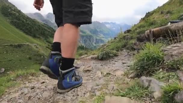 一个穿短裤的男人穿过一条河 从河里泼水 在瑞士阿尔卑斯山 奥瓦尔登河和恩格尔堡漫步 — 图库视频影像