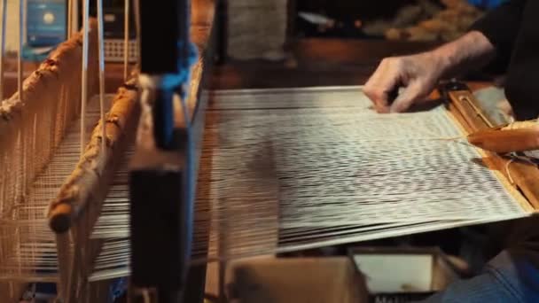 熟练的老工匠以传统的方式编织地毯 并在织机上工作 手织地毯近点 慢动作 4K传统织机 — 图库视频影像