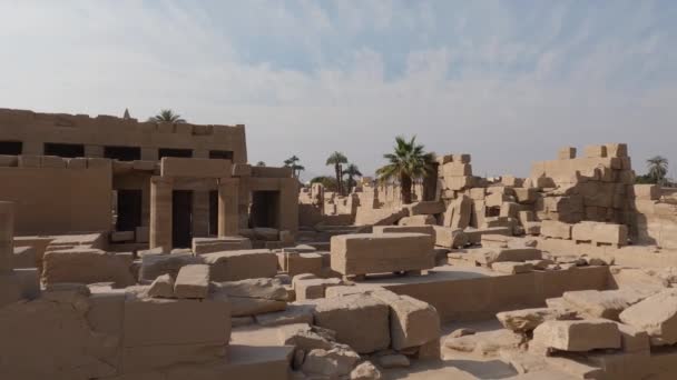 Pan Lewo Widok Przez Bloki Piaskowca Kompleksie Świątyni Karnak Egipcie — Wideo stockowe