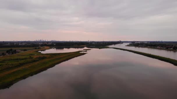 Dolly Aérea Esquerda Através Calma Reflexiva Tranquilo Pôr Sol Sobre — Vídeo de Stock