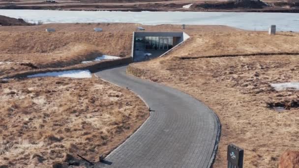 草の屋根を持つ自然近代的な建物への道 Vok Spa Iceland — ストック動画