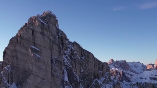 Volando Más Allá Del Pico Montaña Gusela Revelando Impresionantes Dolomitas — Vídeos de Stock