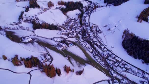 意大利南部Tyrol Dolomites山谷Ranui村冬季日落 — 图库视频影像