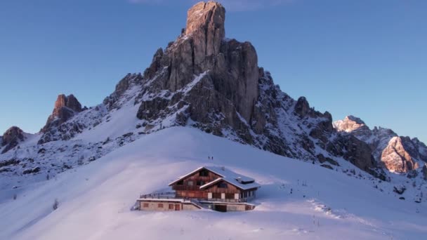 Gusela Torre Montaña Rocosa Durante Invierno Lodge Montaña Remota Nieve — Vídeos de Stock
