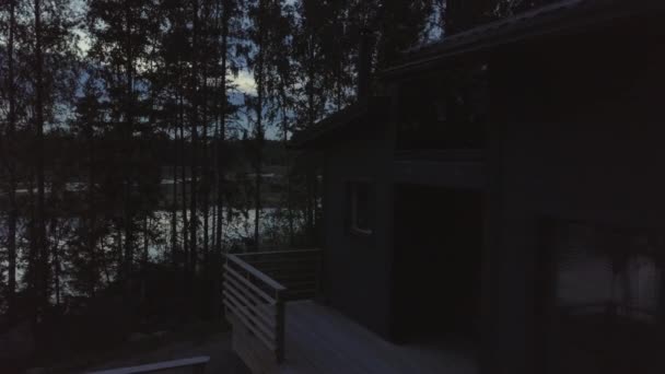 Acogedora Cabaña Madera Junto Lago Del Bosque Noche Verano Finlandia — Vídeo de stock