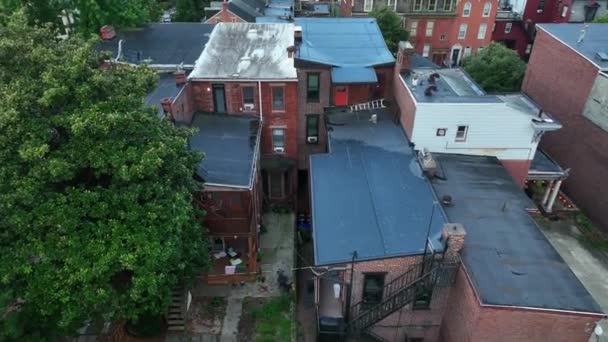 아파트 건물의 뒷부분에 비상구 미국의 도시에서 거주하는 — 비디오