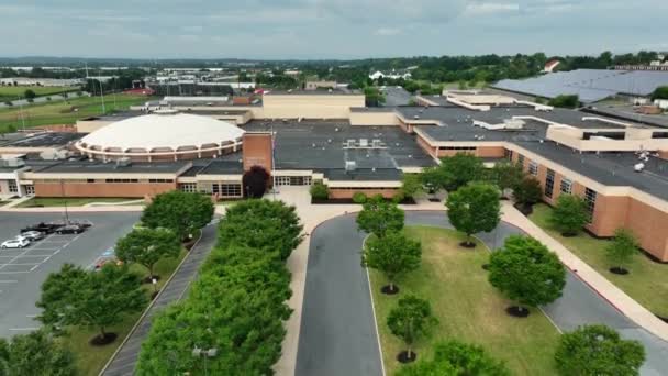 Schulgebäude Den Usa Amerikanisches Bildungsthema Weitläufiger Campus Mit Sportplätzen Steigende — Stockvideo