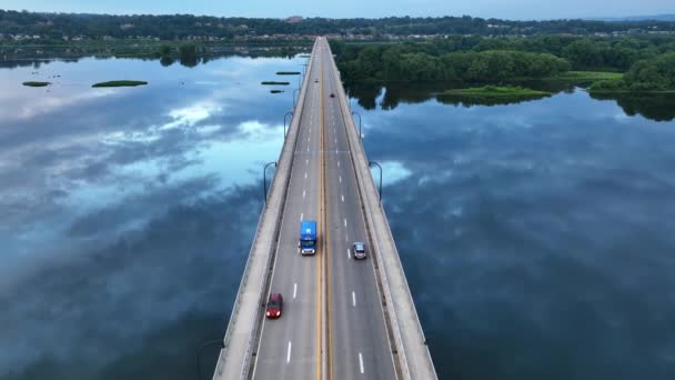 Puente Largo Con Cuatro Carriles Tráfico Aguas Aéreas Sobre Ríos — Vídeos de Stock