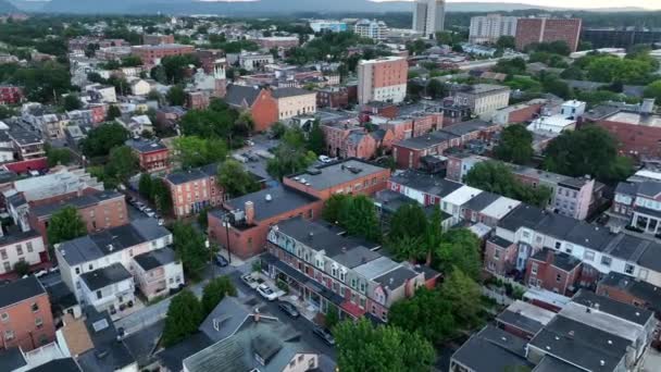 アメリカの都市のアメリカの住宅地 アメリカの住宅 空中で明らかにしターン — ストック動画