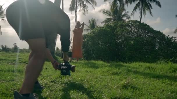 Basso Angolo Ripresa Del Videografo Modello Palma Posizione Tropicale — Video Stock