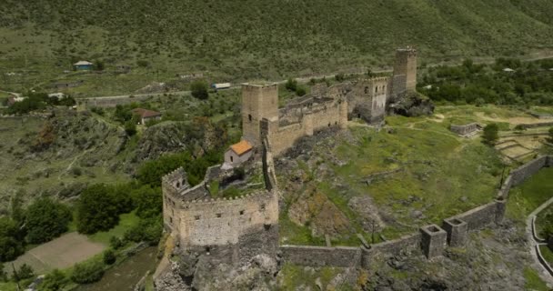 공중에서 Khertvisi Fortress Atop Rocky Hill Gorge Confluence Mtkvari Paravani — 비디오