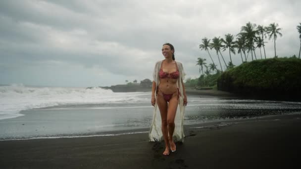 Sorrindo Jovem Modelo Biquíni Vermelho Andando Praia Areia Preta País — Vídeo de Stock