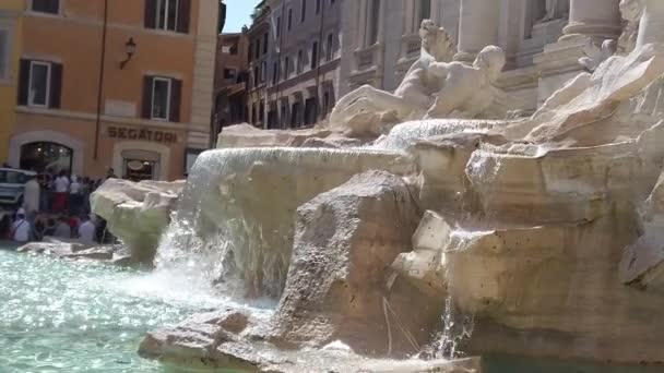 美しい晴れた夏の日にトレビの泉の映像 — ストック動画
