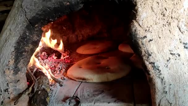 Cozinhar Pão Uma Forma Tradicional Forno Lenha Pão Achatado Cozido — Vídeo de Stock