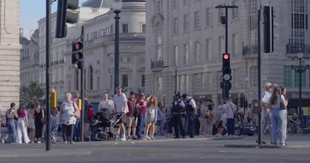 Rendőrség Járőrözés Picadilly Circus Nyüzsgő Turisták Commuters Central London Egyesült — Stock videók