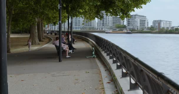 Famílias Relaxando Parque Com Vista Para Rio Tamisa Londres Reino — Vídeo de Stock