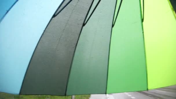 Visa Ett Flerfärgat Regnbågsparaply Medan Det Regnar — Stockvideo