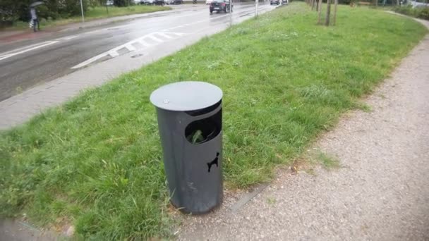 在下雨天 狗在垃圾筒上贴上了一个标志 下面是狗在垃圾筒里的一张照片 — 图库视频影像