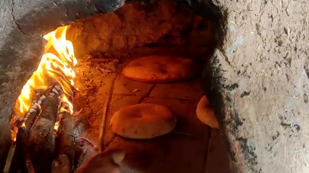 Brood Traditionele Wijze Bakken Een Houtoven Plat Brood Wordt Vloer — Stockvideo