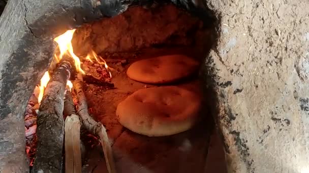 Brood Traditionele Wijze Bakken Een Houtoven Plat Brood Wordt Vloer — Stockvideo