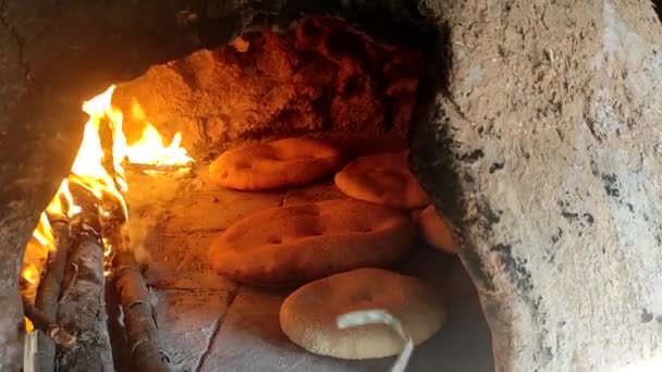 Bakning Bröd Ett Traditionellt Sätt Vedeldad Ugn Och Tunnbröd Tillagas — Stockvideo