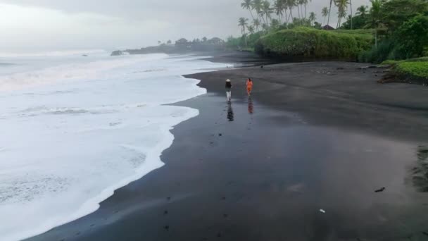Bassa Inseguimento Aereo Uomo Una Donna Che Corrono Lungo Spiaggia — Video Stock