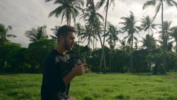 Imagem Média Criador Conteúdo Filmando Com Câmera Grande Localização Tropical — Vídeo de Stock