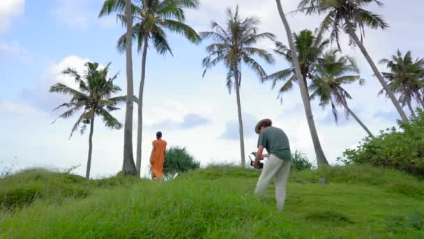 Hip Créateurs Contenu Tournage Vidéo Dans Endroit Tropical Mouvement Lent — Video