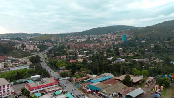 Dolly Vista Aérea Pequeño Pueblo Montaña Rodeado Vegetación — Vídeos de Stock