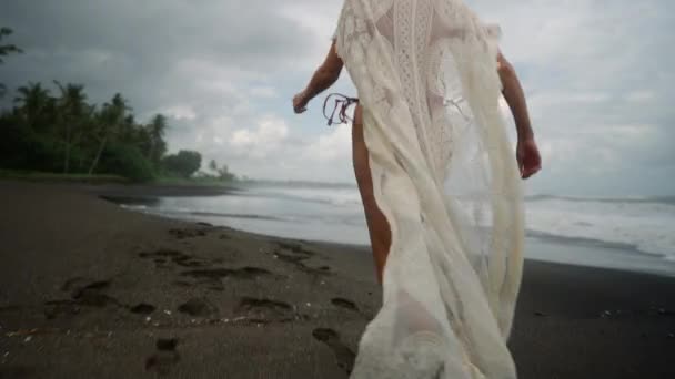 Όμορφη Ανεξάρτητη Γυναίκα Μπικίνι Που Τρέχει Κακόκεφη Μαύρη Αμμουδιά Στην — Αρχείο Βίντεο