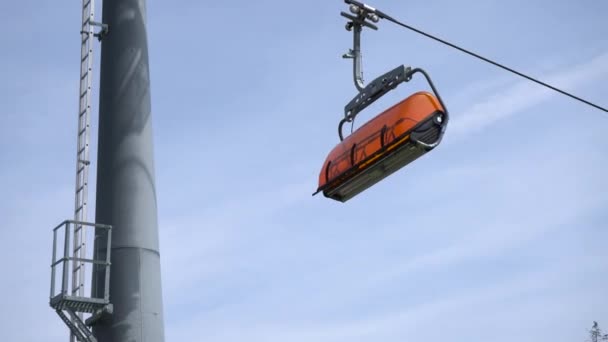 Aşağıdaki Dağ Sırasındaki Boş Bir Teleferiği Takip Eden Takip Eden — Stok video