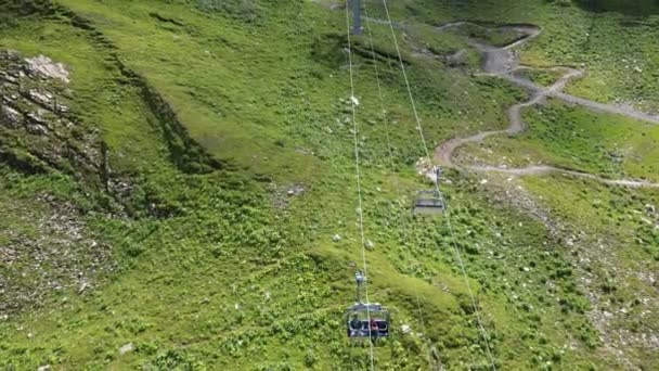 Eine Drohne Folgt Einer Bergbahn Gondelfahrt Den Schweizer Alpen Obwalden — Stockvideo