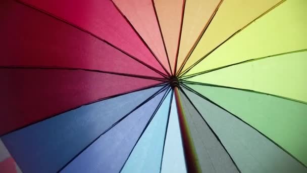 Vista Sotto Ombrello Arcobaleno Multicolore Mentre Piove — Video Stock