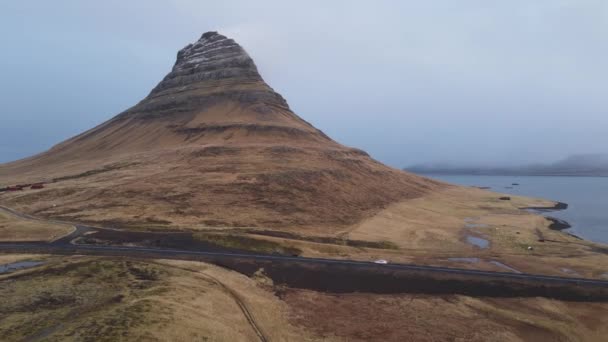 Foto Aérea Coche Que Pasa Por Carretera Kirkjufell Islandia — Vídeos de Stock