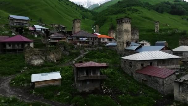 Vola Sopra Tipico Villaggio Montagna Adishi Nelle Grandi Montagne Del — Video Stock