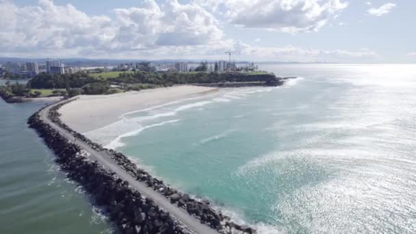 Spiaggia Duranbah Vicino Fiume Tweed Con Oceano Turchese Spiaggia Sabbiosa — Video Stock