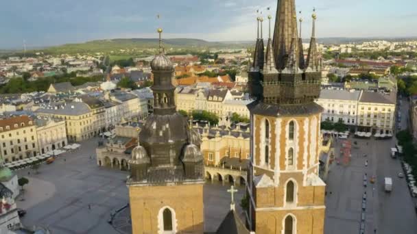 Drone Voa Entre Torres Basílica Santa Maria Cracóvia Polônia Nascer — Vídeo de Stock