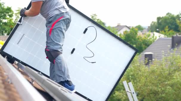 Trabalhador Painel Solar Profissional Transportando Célula Fotovoltaica Para Instalar Dia — Vídeo de Stock