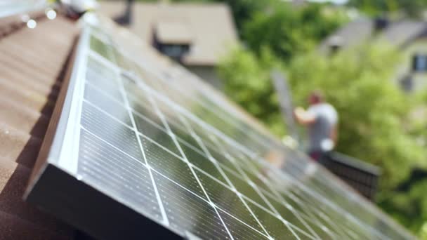 Técnico Profissional Sobe Leitor Carregando Painel Solar Para Instalar — Vídeo de Stock