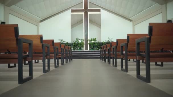 Interior Una Pequeña Iglesia Con Cruz Madera Centro Inclinación Hacia — Vídeo de stock
