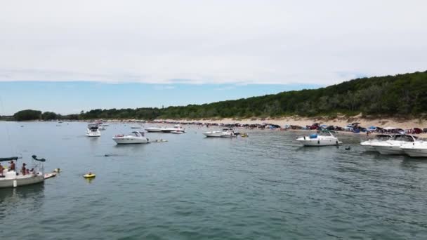 Motorboote Schwimmen Den Ruhigen Gewässern Des Erie Sees Nickel Beach — Stockvideo