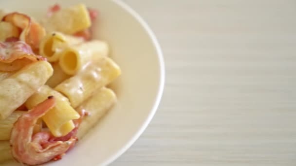 自家製スパゲティリガトーニパスタ白ソースとベーコン イタリア料理 — ストック動画